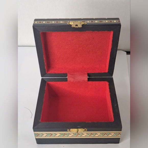 Vintage Wooden Lidded Trinket Box with Inlaid Marquetry in Geometric Design - Picture 2 of 7